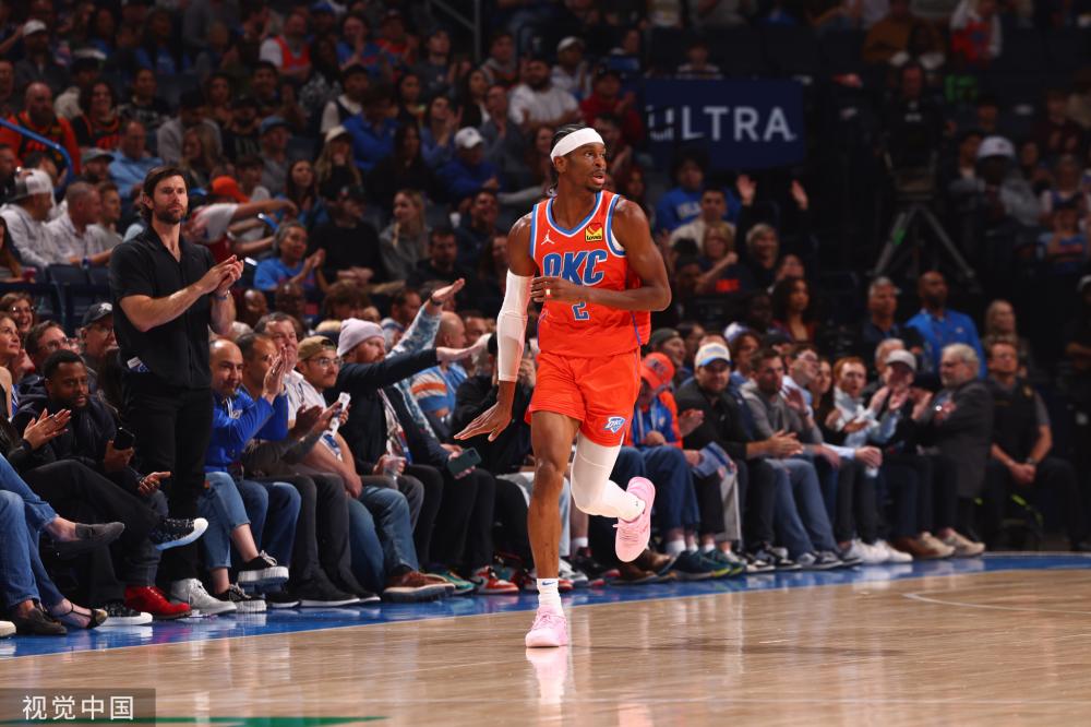 名记：拜仁球员及家属受邀餐厅观赛，准备庆祝可能到来的冠军.